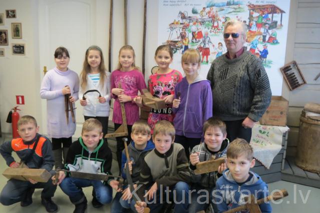  Muzejpedagoģiskā nodarbība""Senie darbarīki un to pielietošana"'